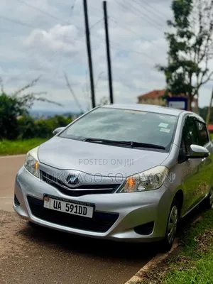 Toyota Vitz 2012 Silver