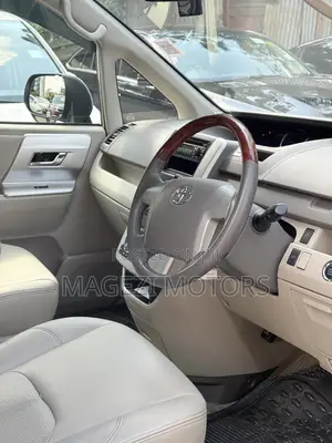 Toyota Noah 2013 Silver