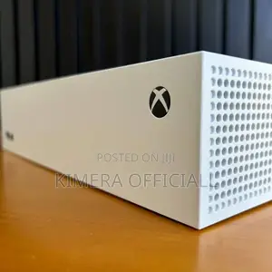 Xbox Series S – Seamless Performance in a Sleek Shell