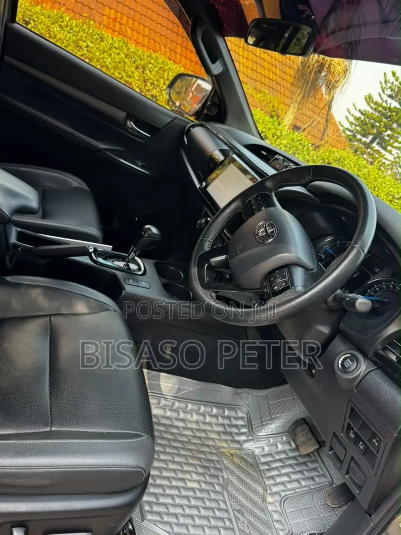 Toyota Hilux 2023 Green
