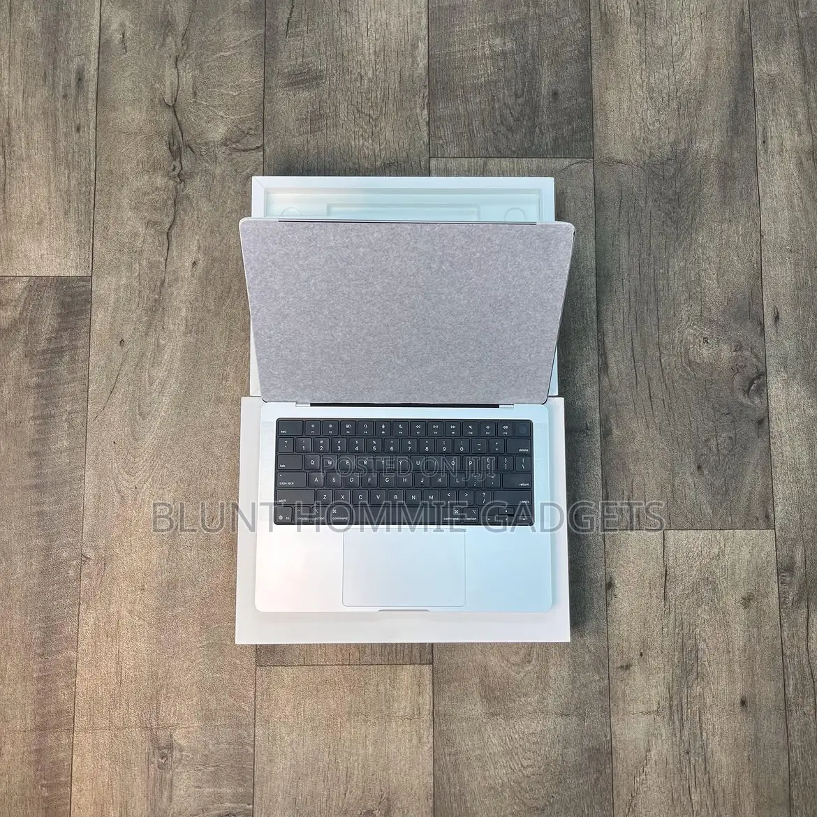 New Laptop Apple MacBook Pro 2023 M3 16GB Apple M3 SSD 512GB