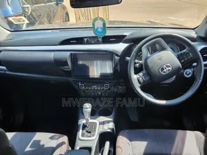 Toyota Hilux 2022 Green