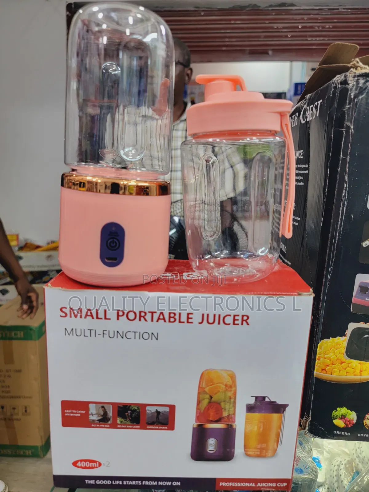 Small Portable Hand Juicer With a Glass Bottle