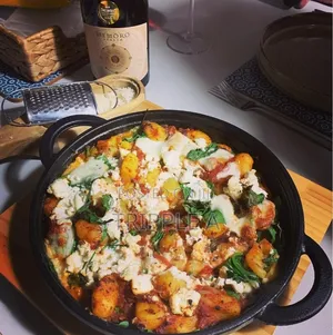 Cast Iron Sizzler Pan With a Wooden Serving Board
