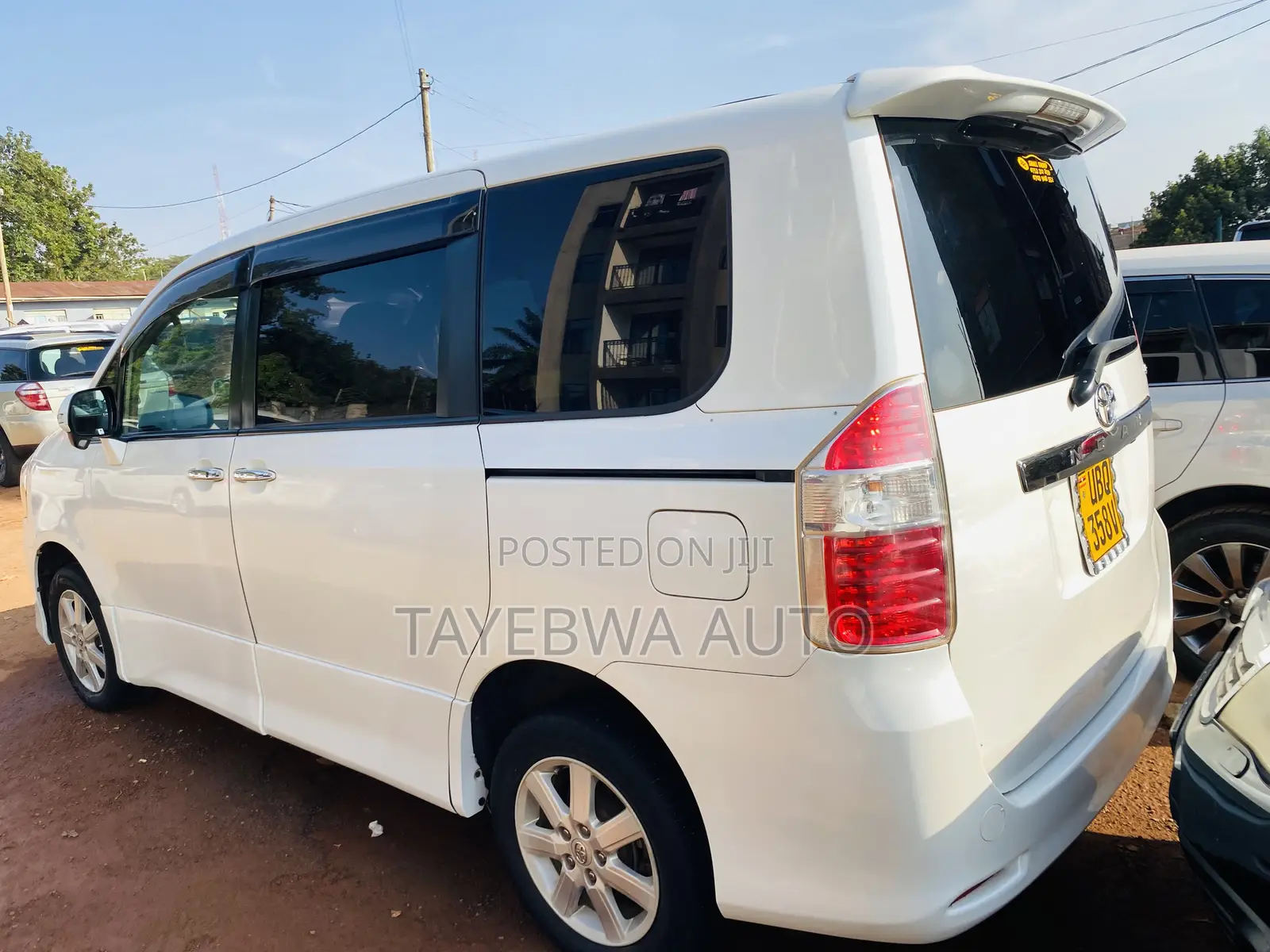 Toyota Noah 2.0 143hp AWD (8 Seater) 2010