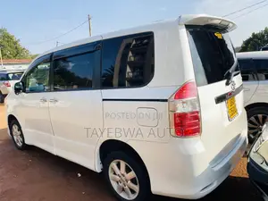 Toyota Noah 2.0 143hp AWD (8 Seater) 2010