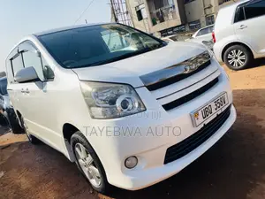 Toyota Noah 2.0 143hp AWD (8 Seater) 2010