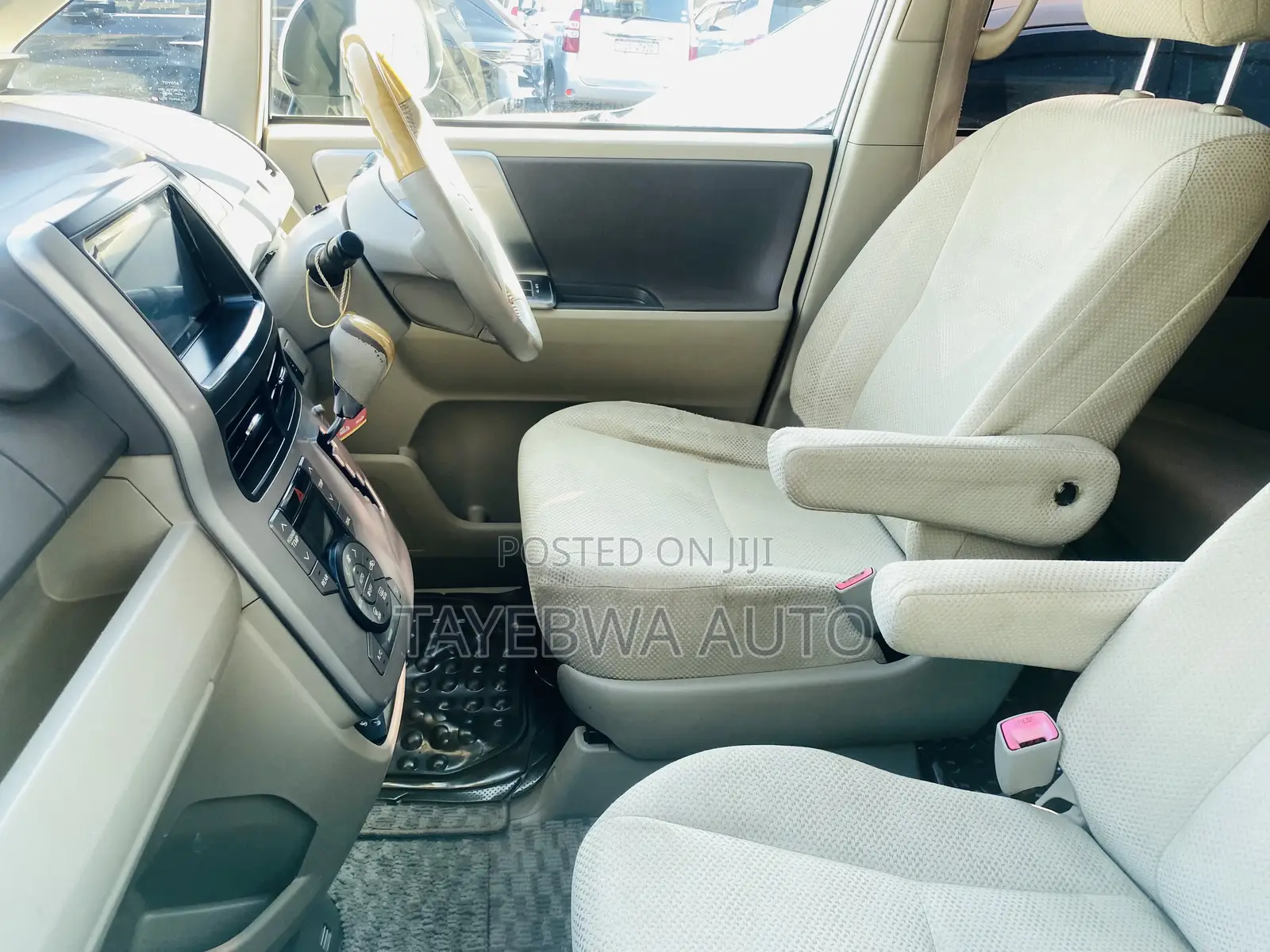Toyota Noah 2.0 143hp AWD (8 Seater) 2010