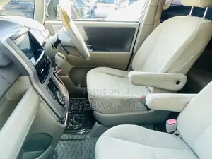Toyota Noah 2.0 143hp AWD (8 Seater) 2010