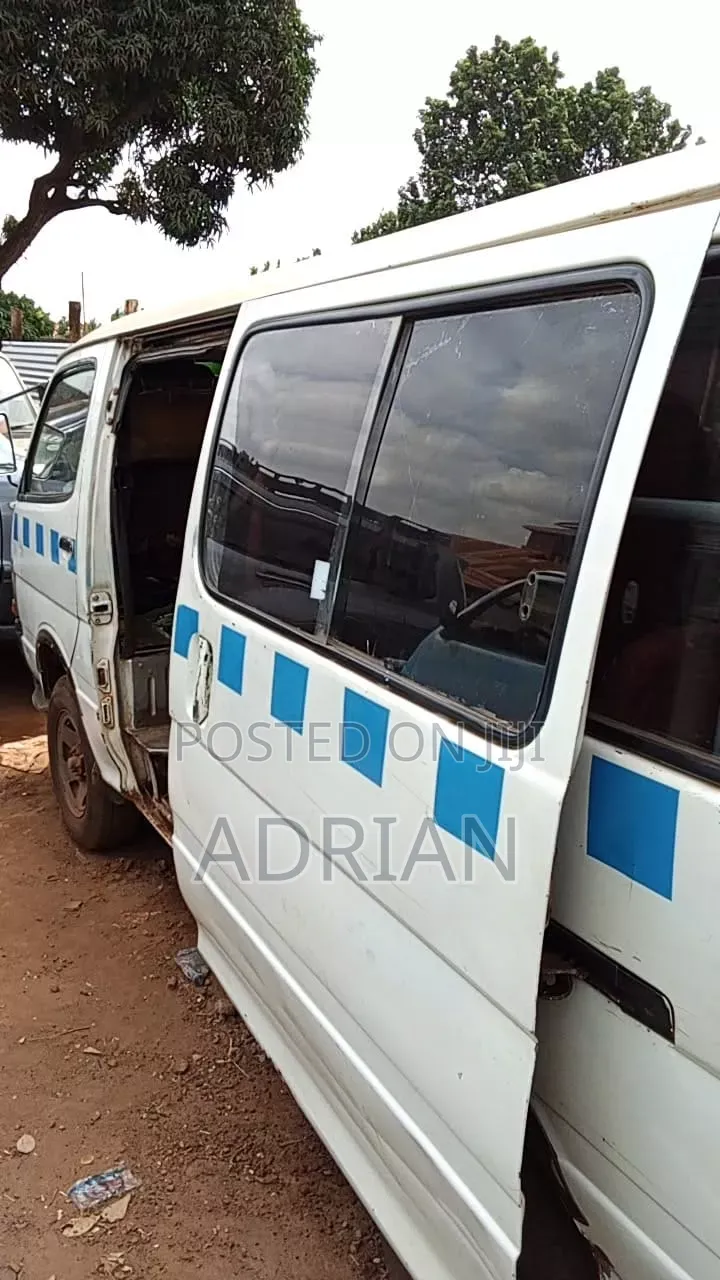 Toyota HiAce 2010 White