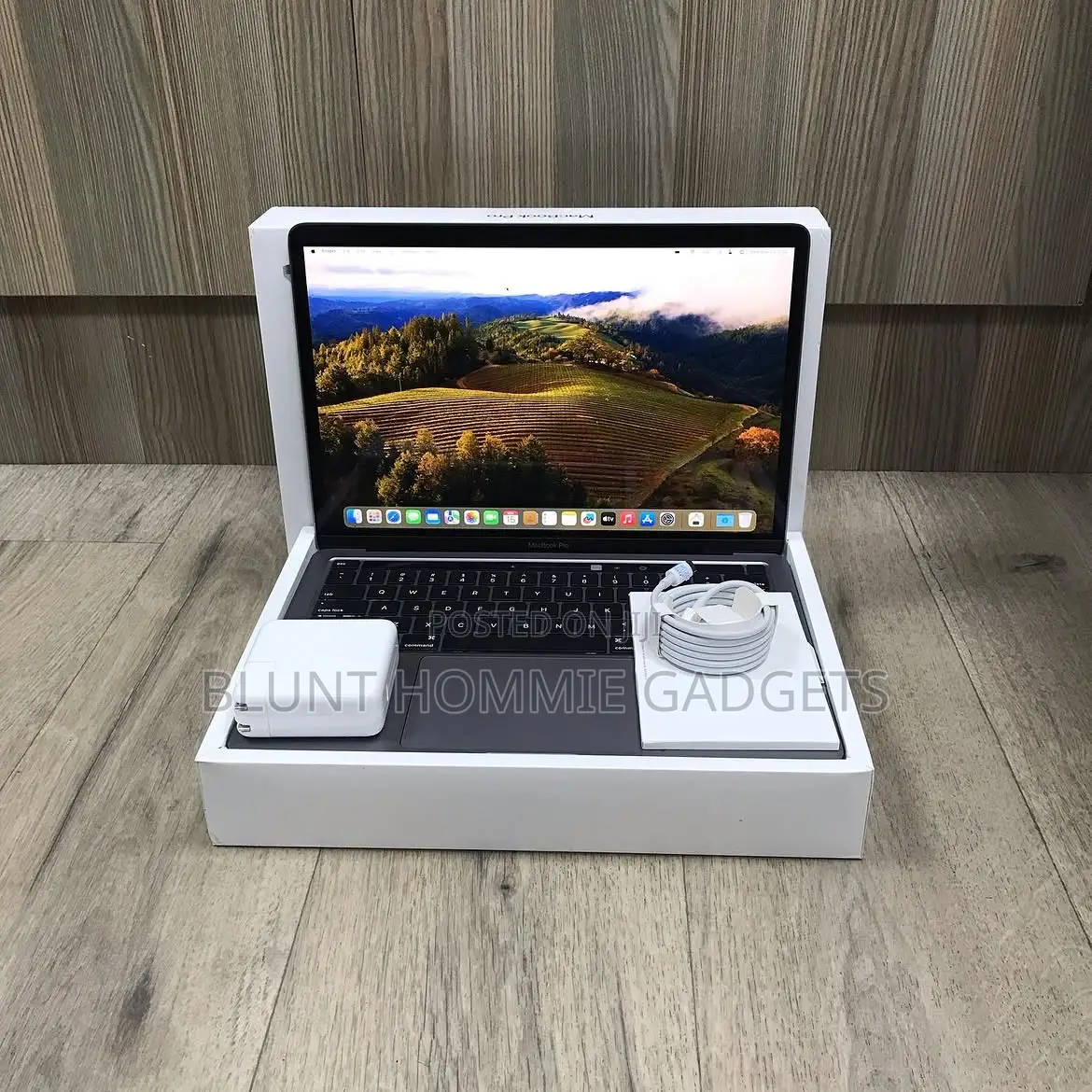 Laptop Apple MacBook Pro 2022 M2 8GB Apple M2 SSD 256GB