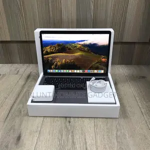 Laptop Apple MacBook Pro 2022 M2 8GB Apple M2 SSD 256GB