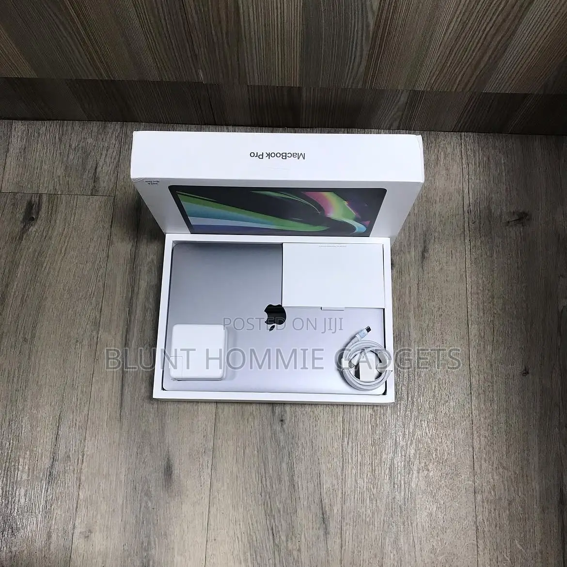Laptop Apple MacBook Pro 2022 M2 8GB Apple M2 SSD 256GB