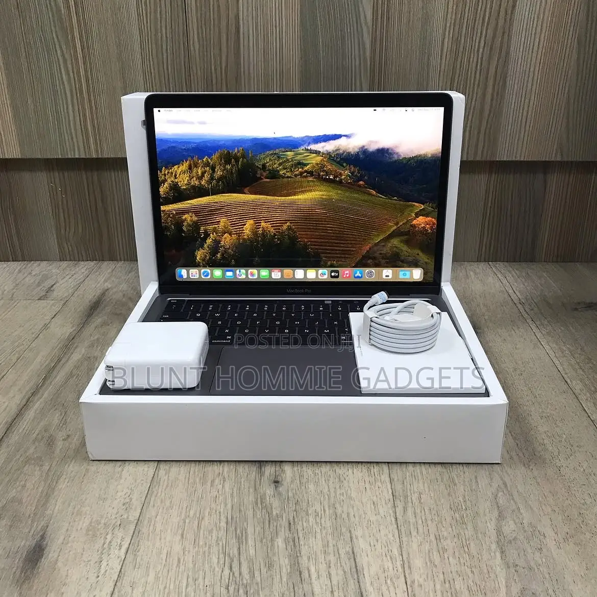 Laptop Apple MacBook Pro 2022 M2 8GB Apple M2 SSD 256GB