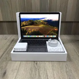 Laptop Apple MacBook Pro 2022 M2 8GB Apple M2 SSD 256GB