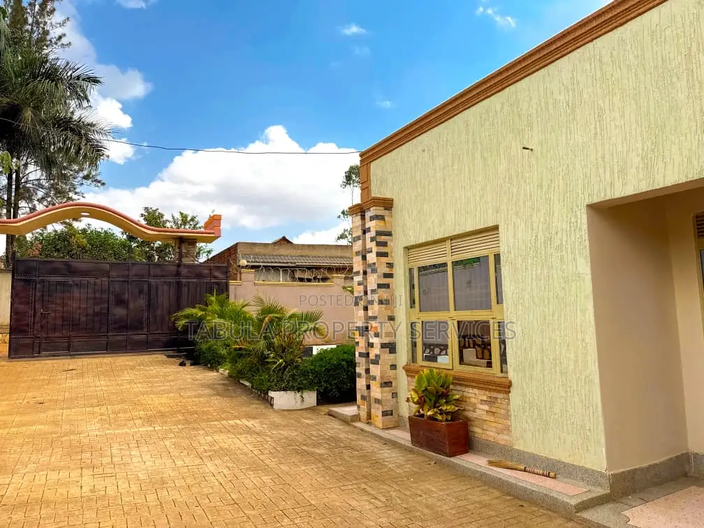 4bdrm House in Flat House, Wakiso / Wakiso for sale