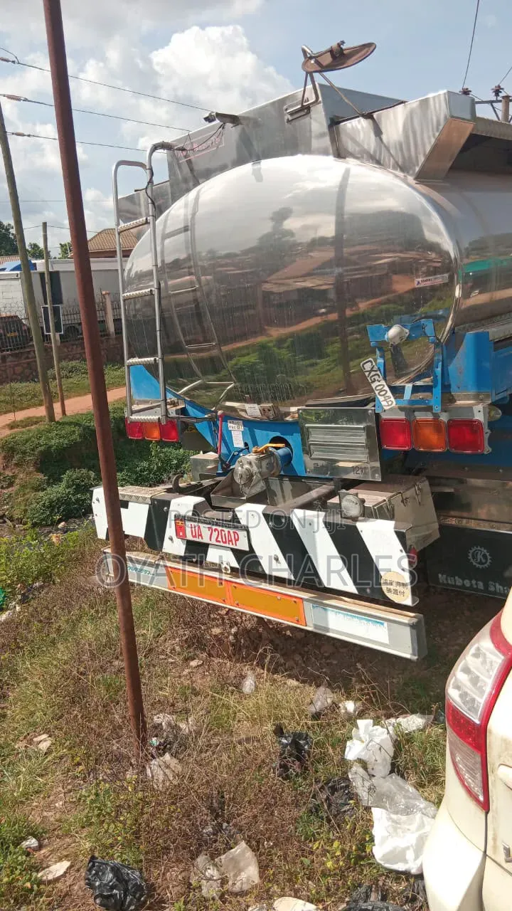 Isuzu Giga Milk Tanker