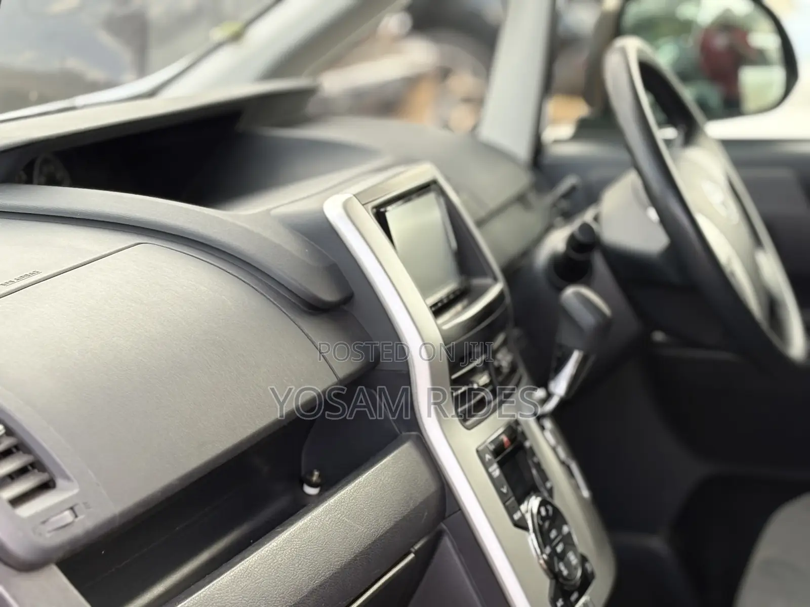 Toyota Noah 2.0 158hp AWD (8 Seater) 2012 Silver