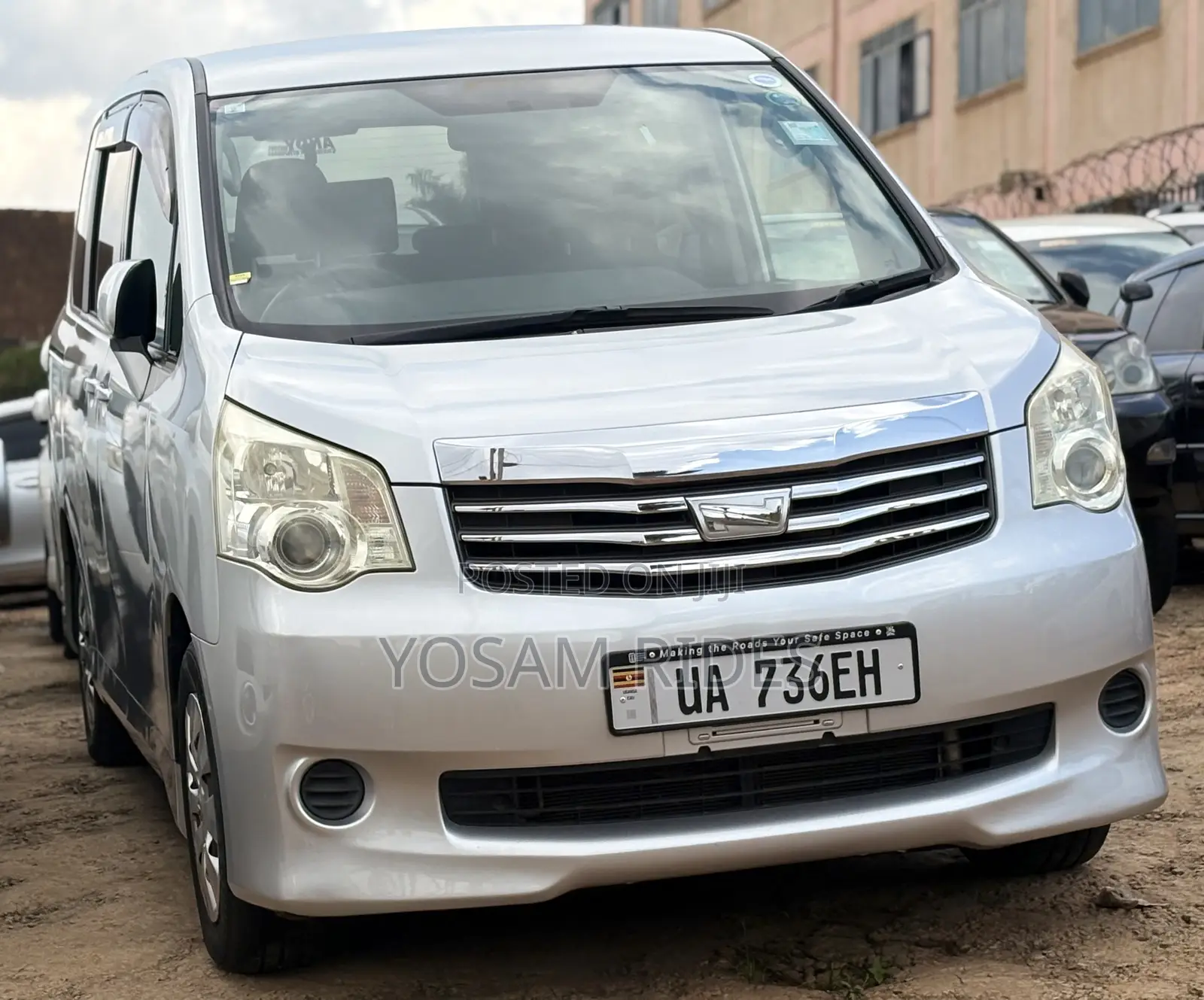Toyota Noah 2.0 158hp AWD (8 Seater) 2012 Silver