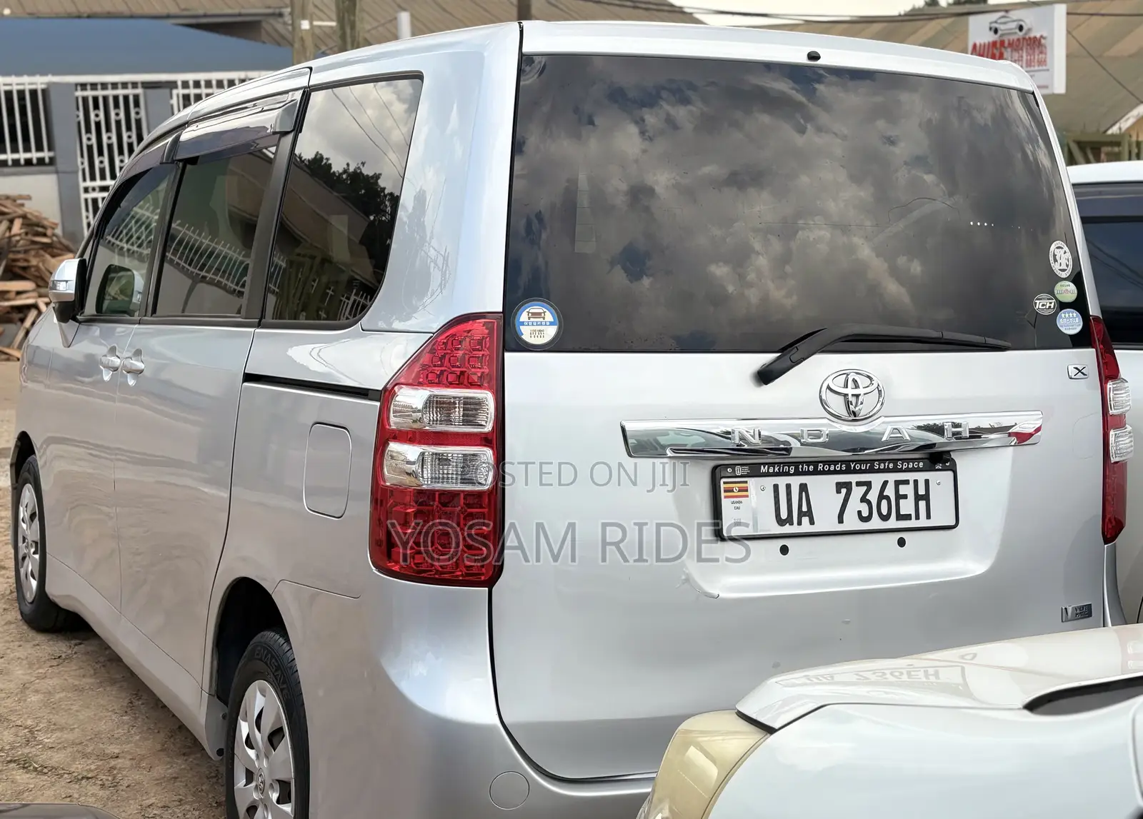 Toyota Noah 2.0 158hp AWD (8 Seater) 2012 Silver