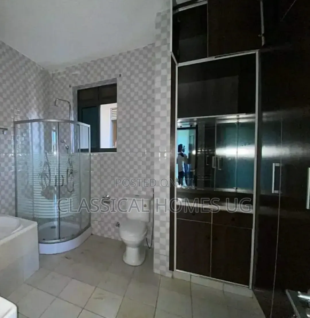3bdrm Apartment in Lubowa Entebbe Road, Central Division for rent