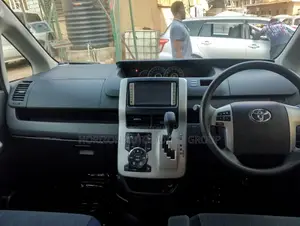 Toyota Noah 2.0 143hp FWD (7 Seater) 2010 Gray