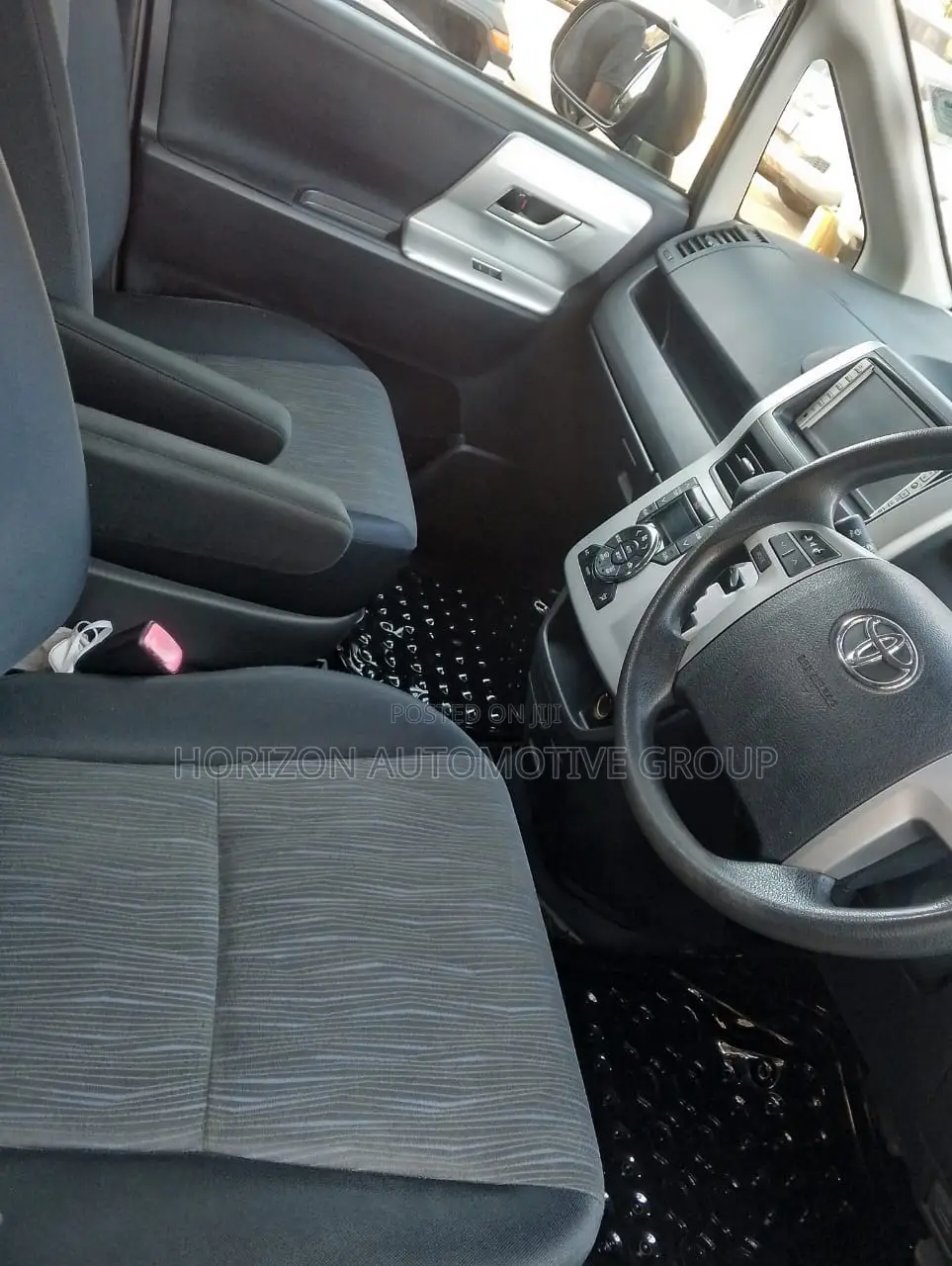 Toyota Noah 2.0 143hp FWD (7 Seater) 2010 Gray