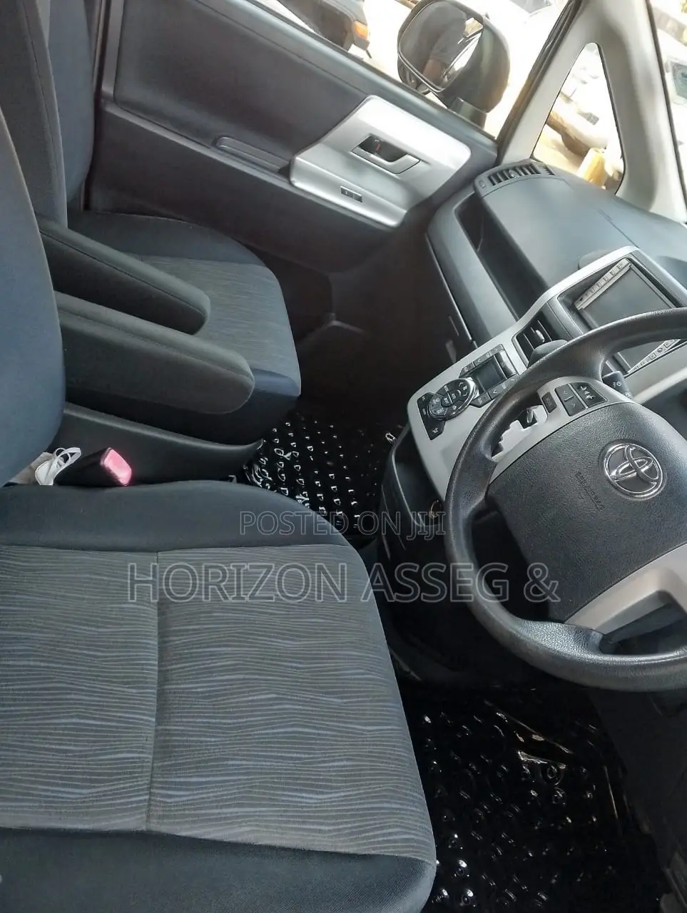 Toyota Noah 2.0 143hp FWD (7 Seater) 2010 Gray