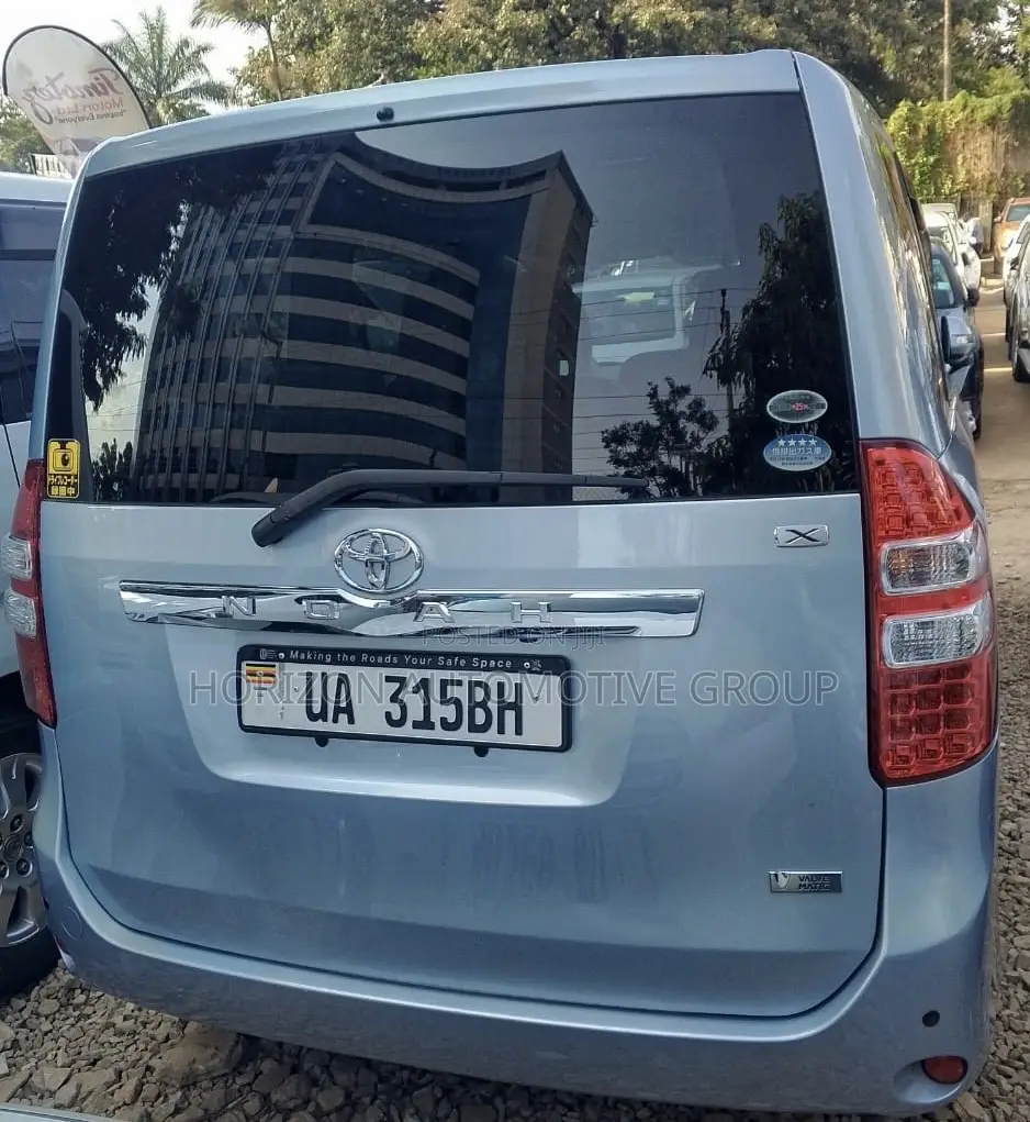 Toyota Noah 2.0 143hp FWD (8 Seater) 2010 Blue
