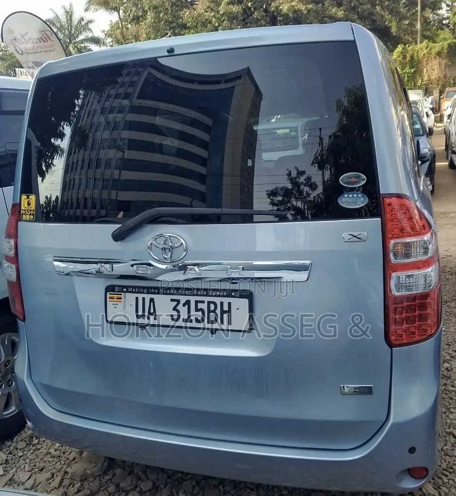Toyota Noah 2.0 143hp FWD (8 Seater) 2010 Blue