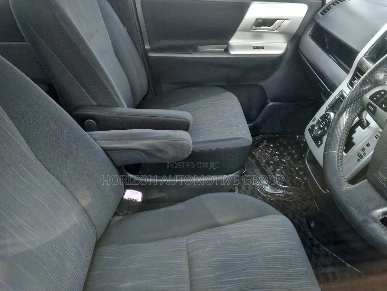 Toyota Noah 2.0 143hp AWD (8 Seater) 2010 Gray