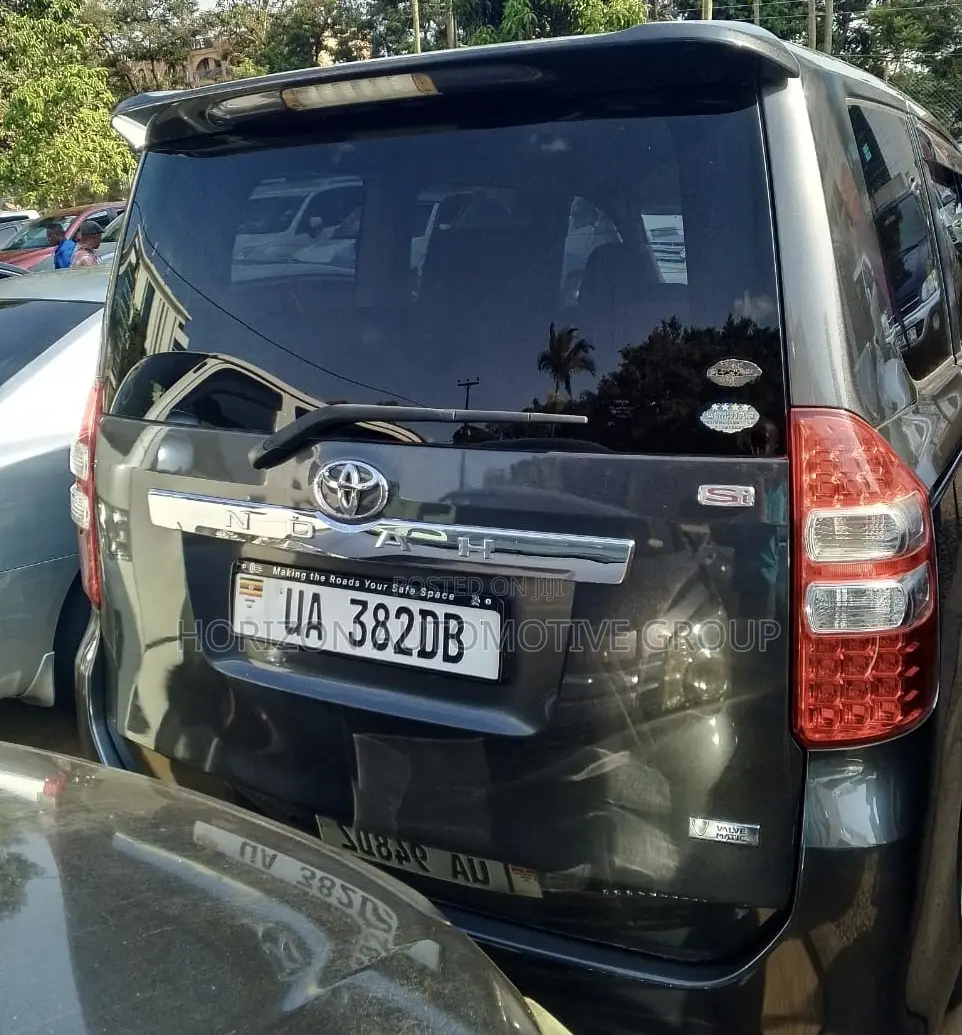 Toyota Noah 2.0 143hp AWD (8 Seater) 2010 Gray