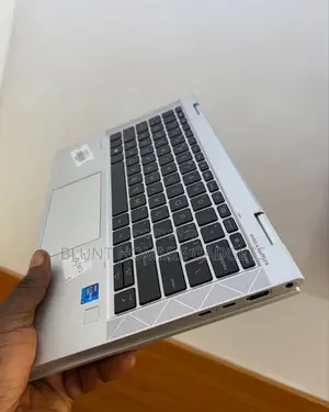 Laptop HP EliteBook 830 G8 8GB Intel Core i7 SSD 256GB