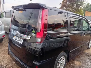 Toyota Noah 2.0 AWD (8 Seater) 2014 Black