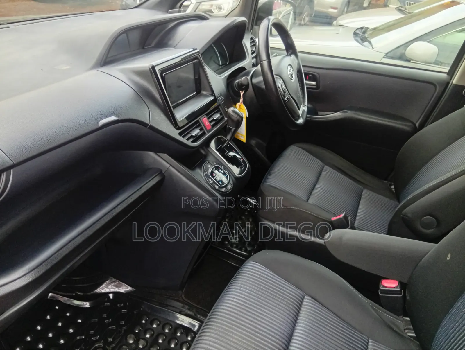 Toyota Noah 2.0 AWD (8 Seater) 2014 Black