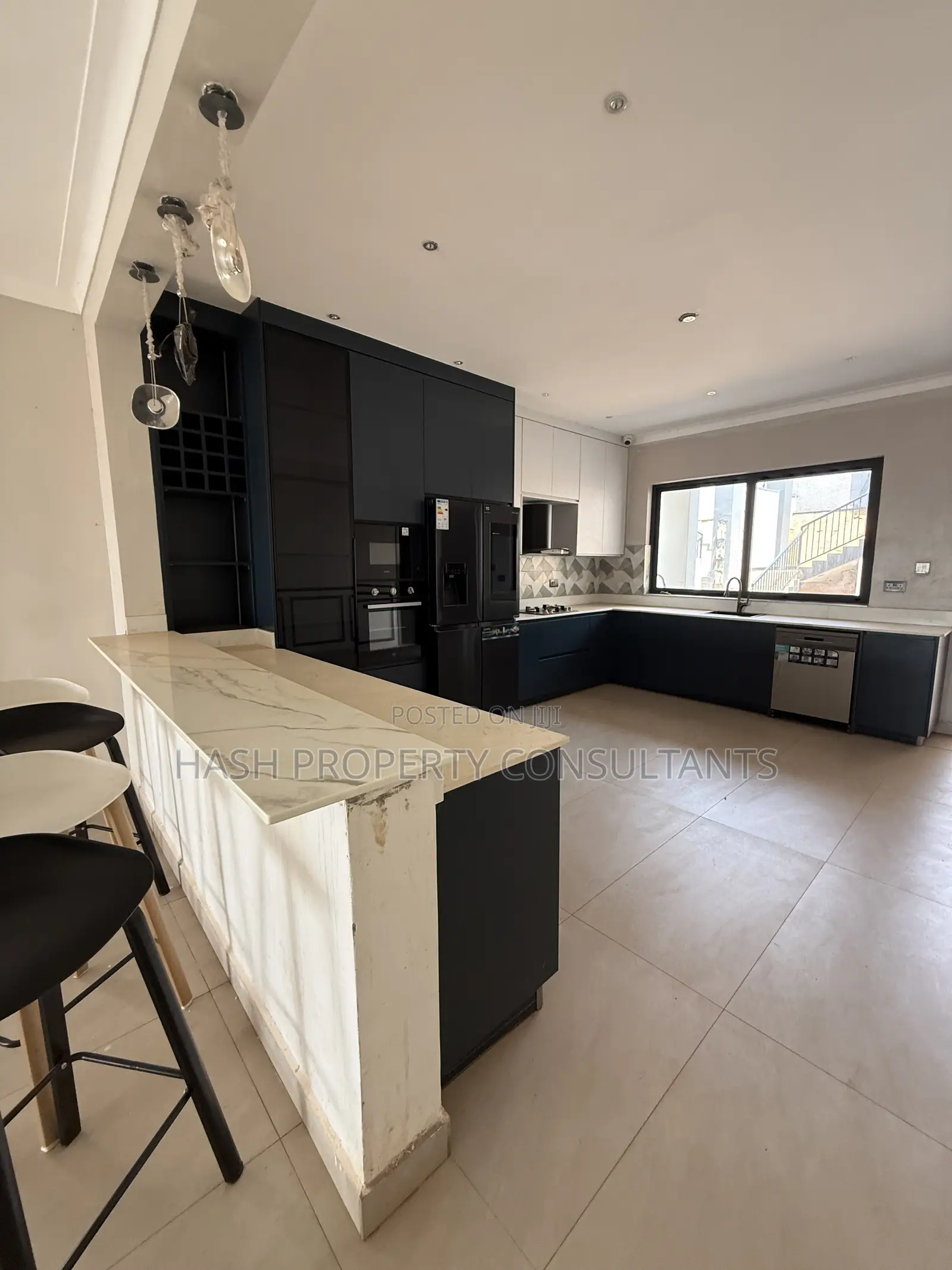 6bdrm Villa in Luxe, Central Division for sale