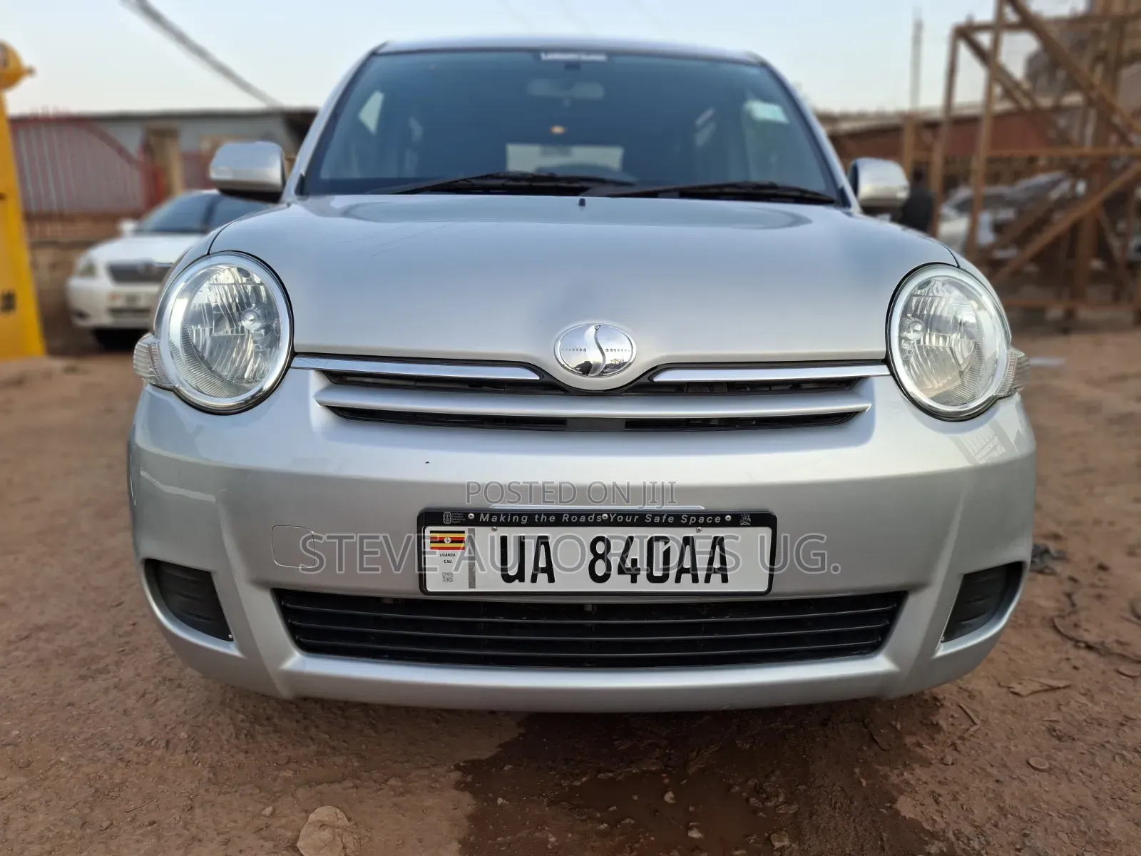 Toyota Sienta 2011 Silver