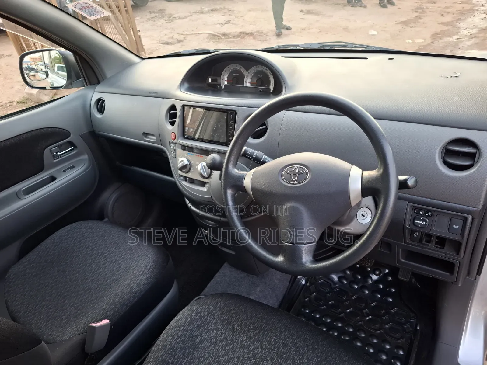 Toyota Sienta 2011 Silver