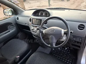 Toyota Sienta 2011 Silver