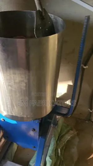 High-Capacity 40kg Commercial Peanut Butter Machine. / Gnuts Machine.