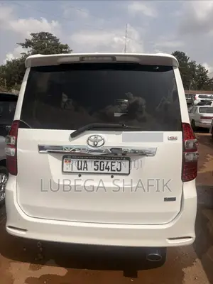 Toyota Noah 2.0 143hp FWD (8 Seater) 2013 White