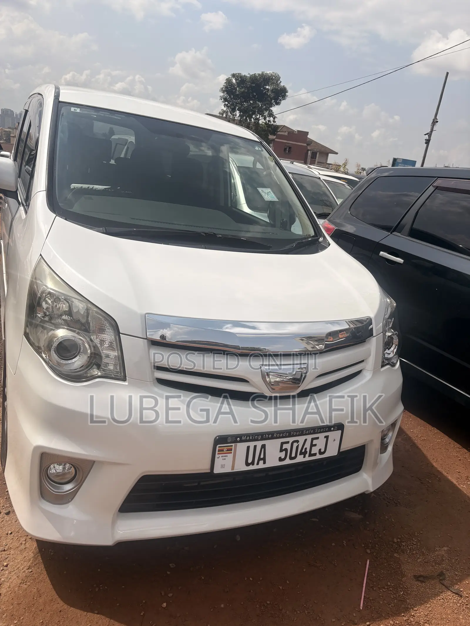 Toyota Noah 2.0 143hp FWD (8 Seater) 2013 White