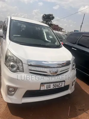 Toyota Noah 2.0 143hp FWD (8 Seater) 2013 White
