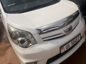 Toyota Noah 2.0 143hp FWD (8 Seater) 2013 White