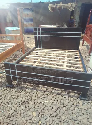 5by6 Wooden Bed in Good Condition Up on Quick Sale