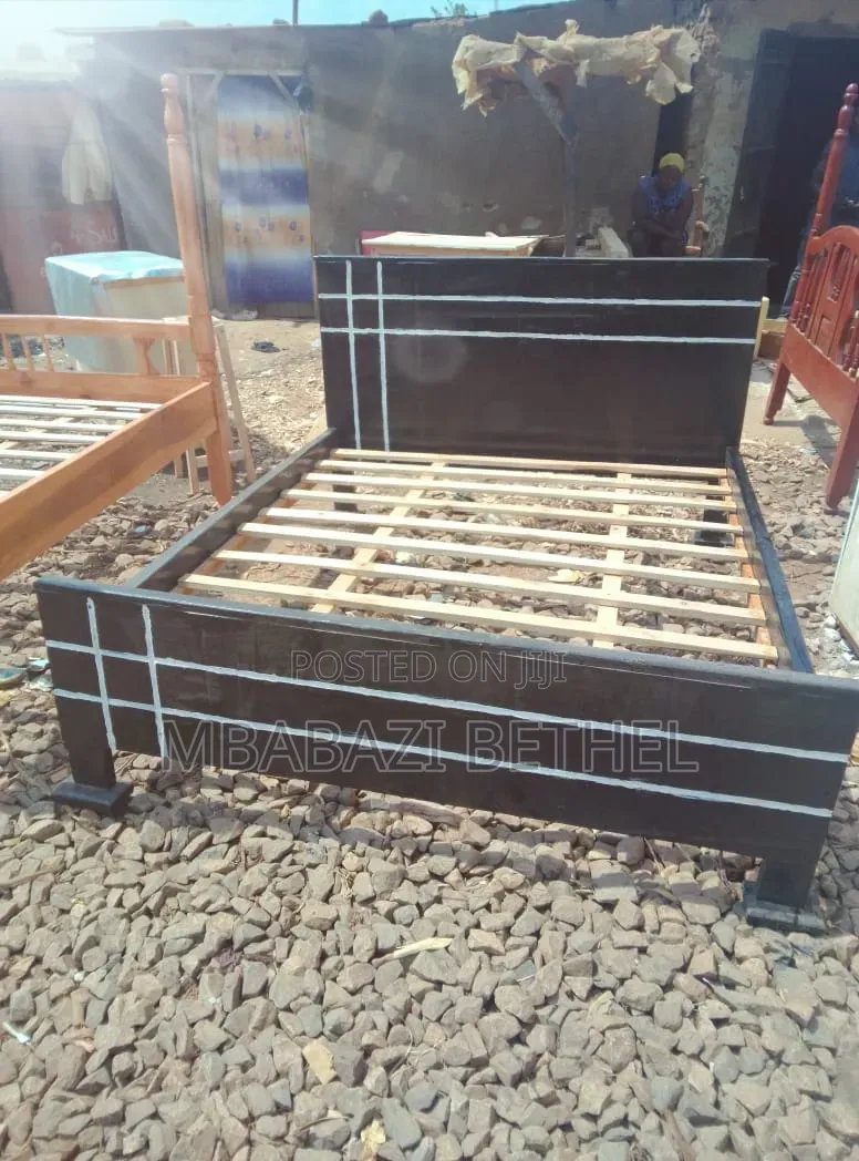 5by6 Wooden Bed in Good Condition Up on Quick Sale