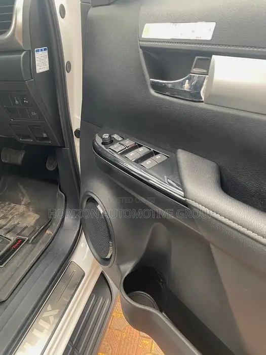 Toyota Hilux 2021 White