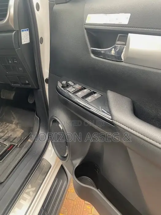 Toyota Hilux 2021 White