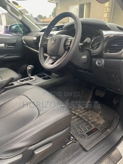 Toyota Hilux 2021 White