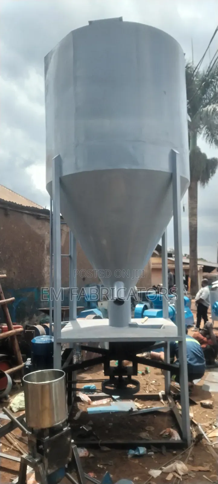 4-Tonne Multi-Purpose Vertical Industrial Mixer. Adhesive Feeds.